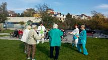 Klienti cvičí tai-chi v modřanském Alzheimer Home.