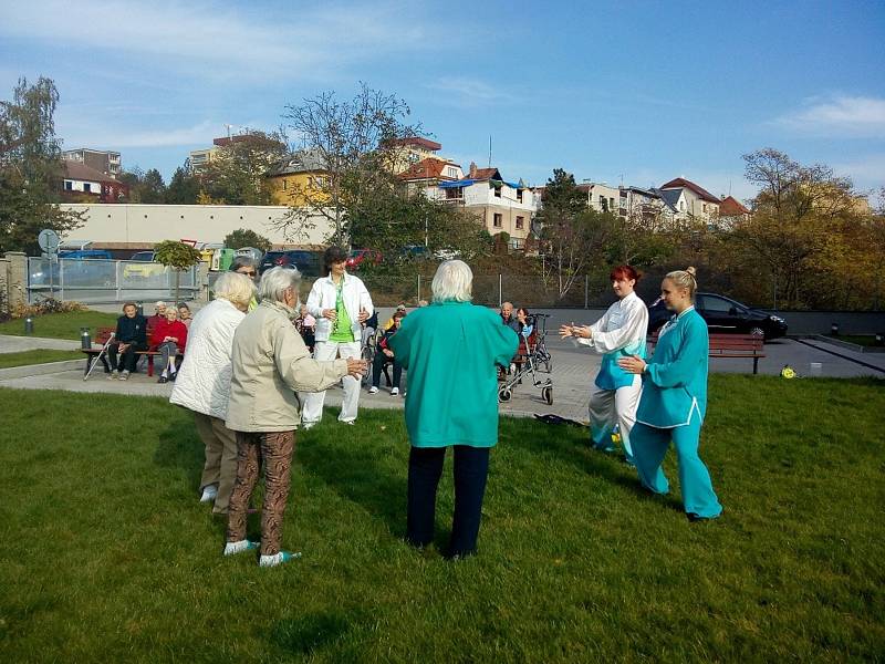 Klienti cvičí tai-chi v modřanském Alzheimer Home.