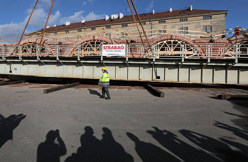 Jeřáb sundal z Negrelliho viaduktu ocelový most.