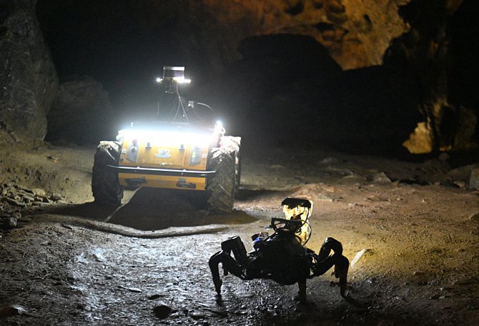 Roboti v jeskyni Býčí skála v Moravském krasu.