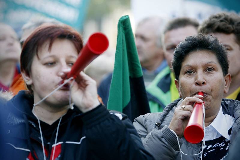 Před úřadem vlády protestovalo ve středu téměř 2000 odpůrců útlumu těžby