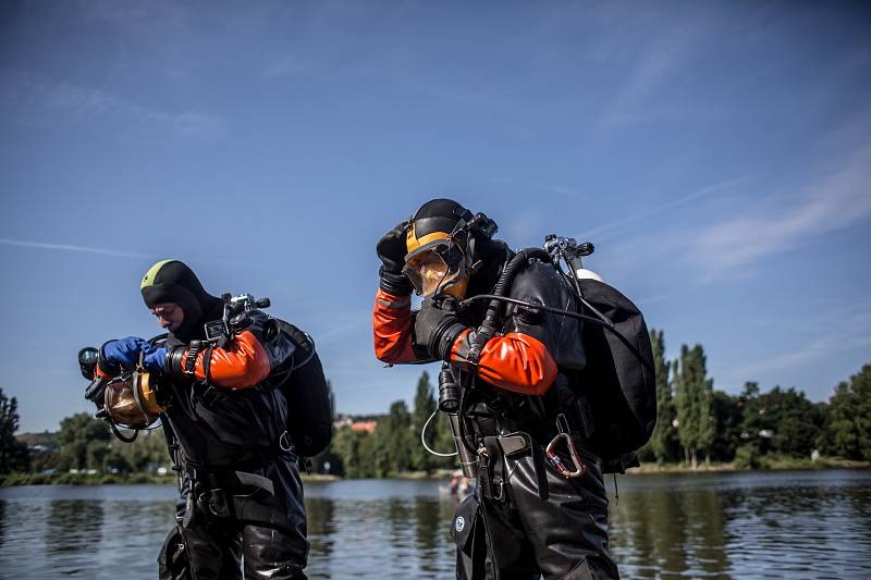 Potápěči Hasičského záchranného sboru hl. m. Prahy cvičili 4. srpna na pražském Rašínově nábřeží likvidaci úniku nebezpečné látky do Vltavy.