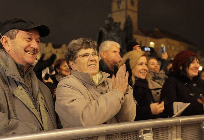 Česko zpívá koledy na Staroměstském náměstí. 