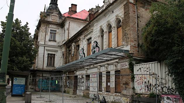 Chátrající budova nádraží Vyšehrad ohrožuje kolemjdoucí kvůli pádu zdiva, Praha 2 nechala památku obehnat plotem.