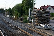 Oprava kolejí a železničního přejezdu v Uhříněvsi.