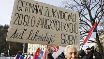 Starší pán se přišel demonstrovat s příznivci extremistické organizace Autonomní nacionalisté Střední Čechy na náměstí Kinských v Praze 23. února 2008 proti uznání samostatného Kosova.