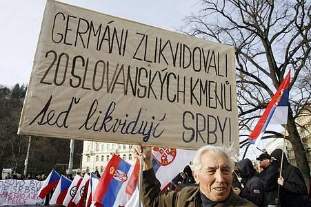 Starší pán se přišel demonstrovat s příznivci extremistické organizace Autonomní nacionalisté Střední Čechy na náměstí Kinských v Praze 23. února 2008 proti uznání samostatného Kosova.