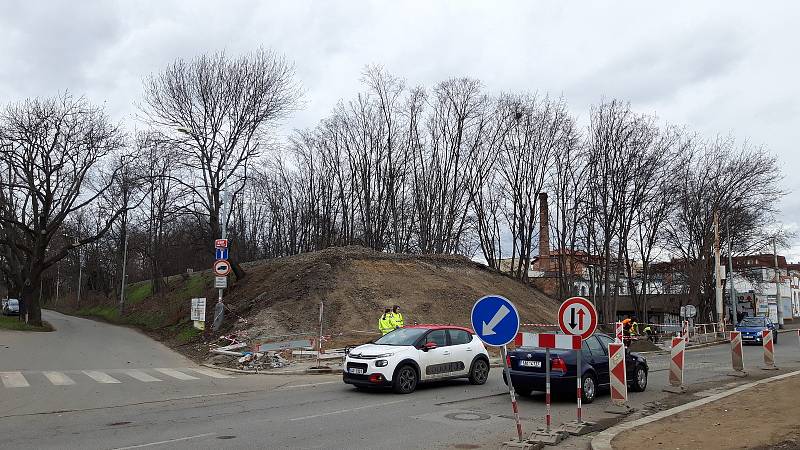 V prosinci 2020 byl ukončen provoz nádraží v Praze 10-Strašnicích, jehož oficiální název byl "Praha-Strašnice zastávka".