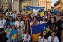 Lidský řetěz tvořený Ukrajinci a podporovateli Ukrajiny, součást celosvětové iniciativy k ukrajinskému Dni nezávislosti