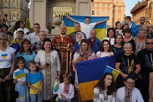 Lidský řetěz tvořený Ukrajinci a podporovateli Ukrajiny, součást celosvětové iniciativy k ukrajinskému Dni nezávislosti.