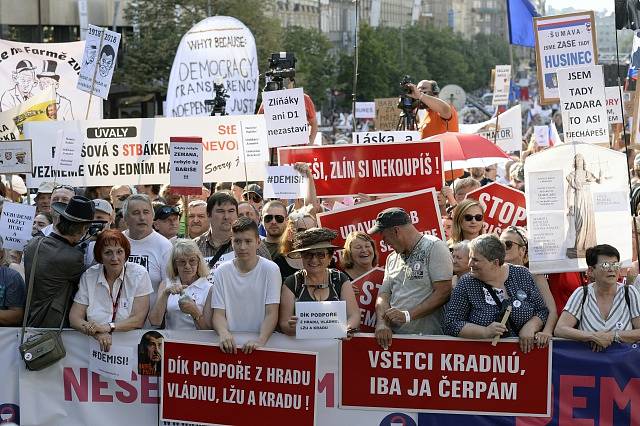 Demonstrace za demisi Andreje Babiše a Marie Benešové na Václavském náměstí 4. června 2019.