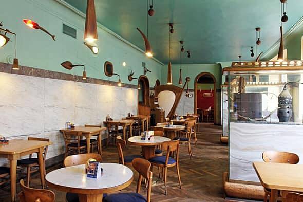 Oceňovaný interiér restaurace žižkovského Paláce Akropolis se mění na hospodu kapely Tři sestry s názvem Na staré Kovárně.