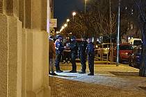 V Jaselské ulici v Praze-Bubenči se zabarikádoval v bytě muž. Podle policie může držet rukojmí a být ozbrojený.