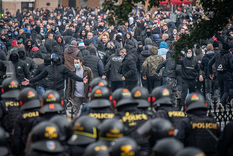 Demonstrace fanoušků v Praze na Staroměstském náměstí se 18. října 2020 po ukončení zvrhla v bitky s policií.