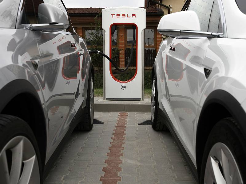 Otevření nové dobíjecí stanice Tesla Supercharger ve Vestci u Prahy.