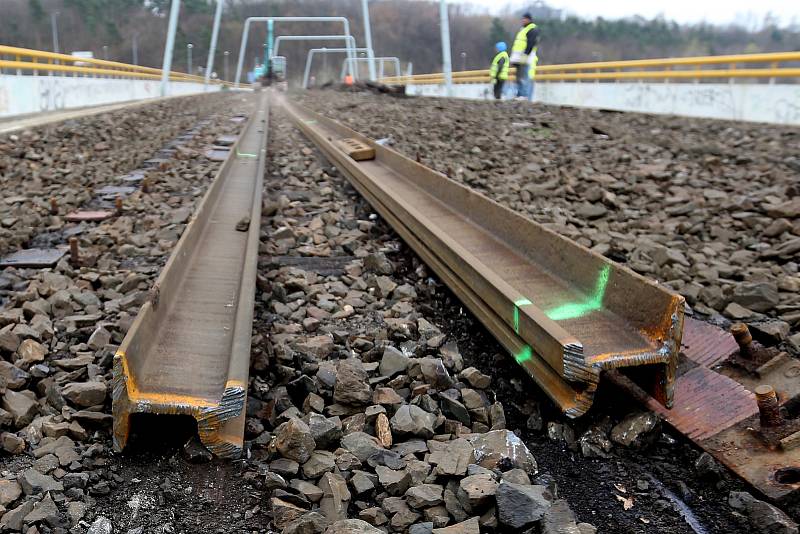 Rekonstrukce tramvajové trati Na Krejcárku pokračuje odstraňováním tramvajových pásů a pražců.