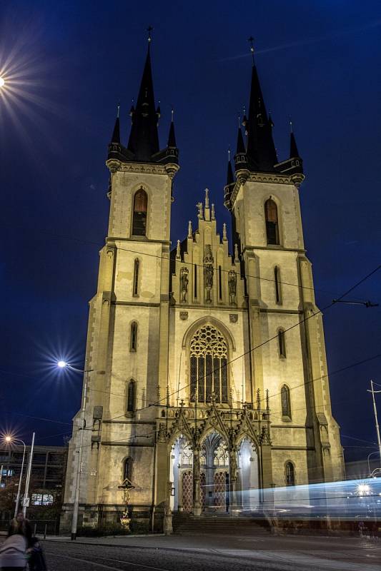 Nasvícené památky. Kostel svatého Antonína na Strossmayerově náměstí.