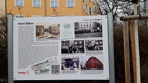 Na Škroupově náměstí si můžete připomenout vystoupení Václava Havla z roku 1988.