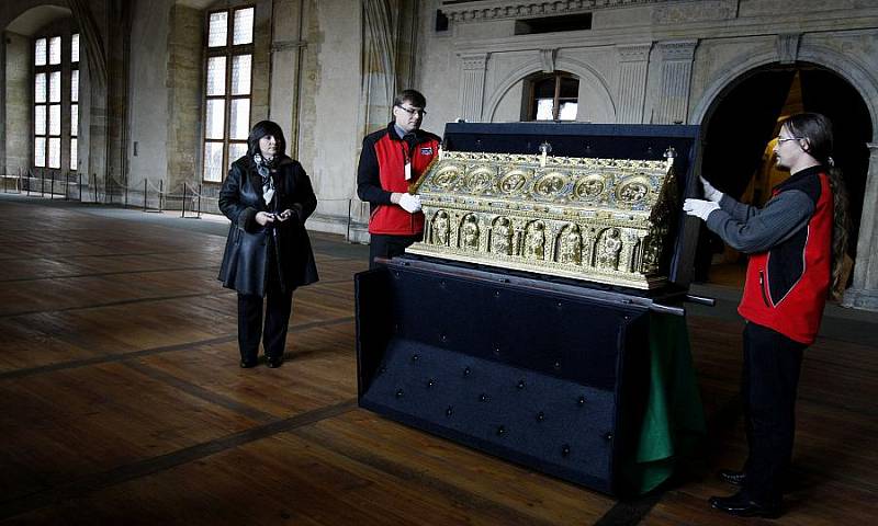 Relikviář sv. Maura byl 23. listopadu přivezen ze zámku Bečov do Vladislavského sálu na Pražském hradě.