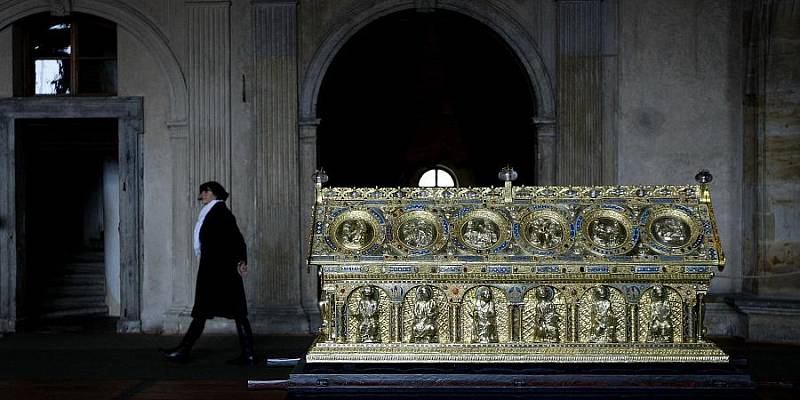 Relikviář sv. Maura byl 23. listopadu přivezen ze zámku Bečov do Vladislavského sálu na Pražském hradě.