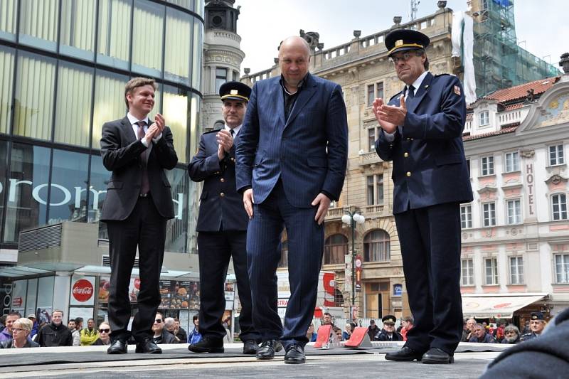 Soutěž nejlepších hasičských sportovců ve výstupu do čtvrtého patra cvičné věže Václavská věž 2013. Václavské náměstí 26. června. Součástí programu byly i ukázky hasičské techniky a hudební vystoupení. 