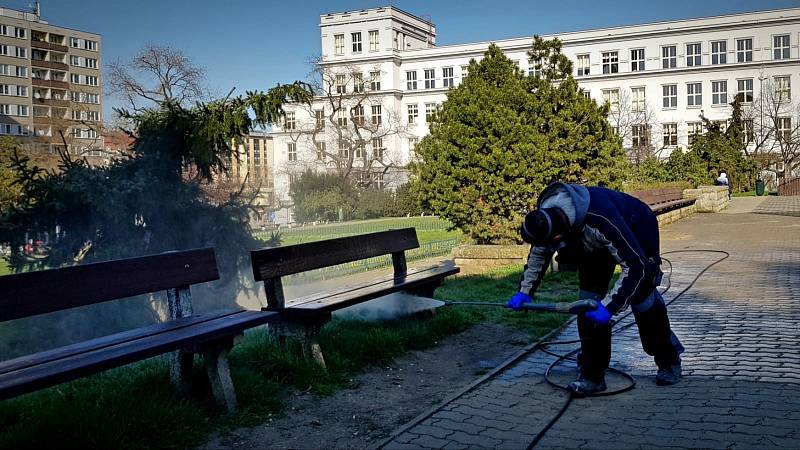 Pražské městské části v rámci prevence proti koronaviru dezinfikují veřejná místa, nemocnice či domovy seniorů.