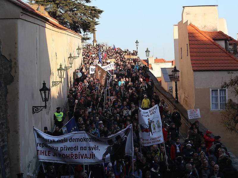 Pochod demonstrantů z Pražského hradu na Staroměstské náměstí proti Andreji Babišovi (ANO), který se koná 17. listopadu.