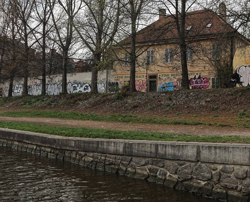 S kapitánem Štěpánem Rusňákem po stopách filmových míst na Vltavě - film Jak utopit doktora Mráčka.