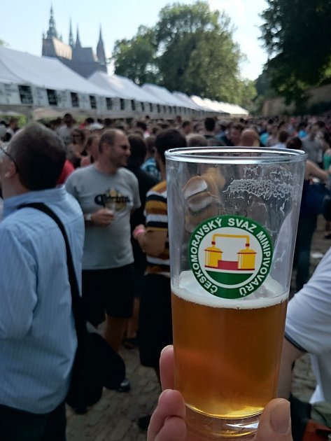 Logo Českomoravského svazu pivovarů na sklenici s pivem.
