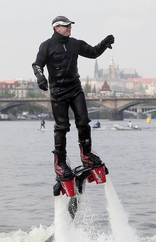 Vodní sport Fly Board.