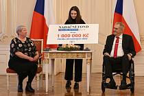 Prezident Miloš Zeman s dcerou Kateřinou při předání finančního daru Fondu ohrožených dětí