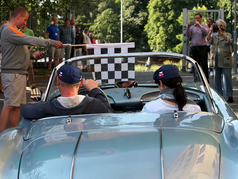 Start I. etapy Praha - Bratislava, soutěže historických automobilů 1000 mil československých od Národního technického muzea.