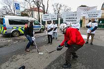 Happening upozorňující na porušování lidských práv v Číně před její ambasádou v pražské Bubenči.