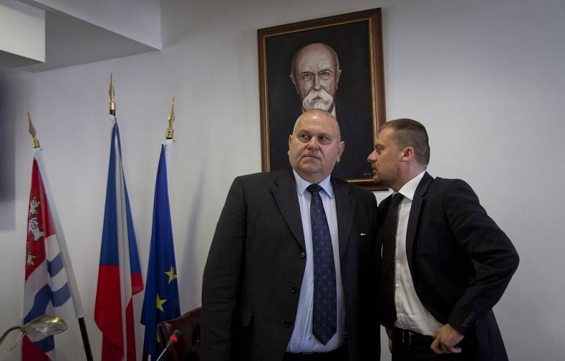 Novým středočeským hejtmanem se v pátek 27. června 2014 stal šéf krajské ČSSD Miloš Petera. Rozhodli o tom krajští zastupitelé.