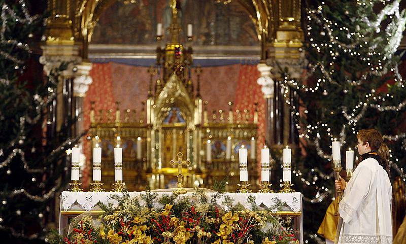 Po celé republice probíhaly v noci ze 24. prosince půlnoční mše. Jedna probíhala i v kostele sv. Ludmily na náměstí Míru v Praze.