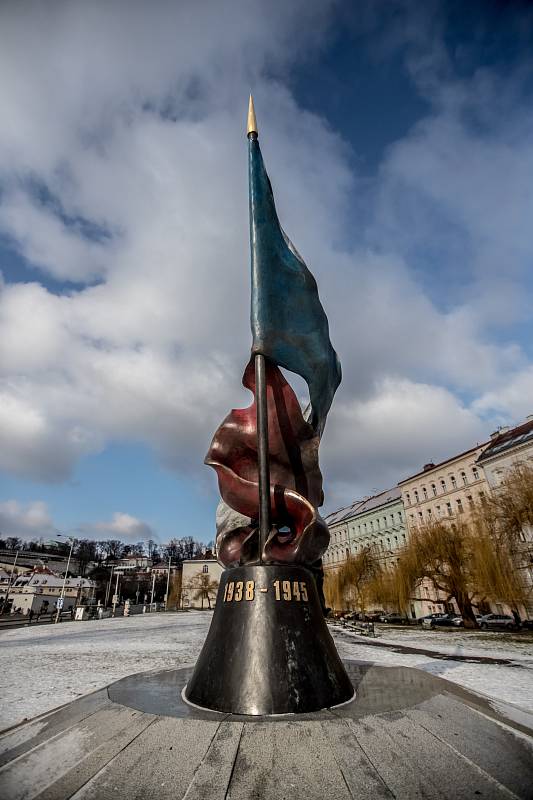Památník II. odboji, bronzová, obarvená socha od Vladimíra Preclíka ve tvaru rozevláté československé vlajky 