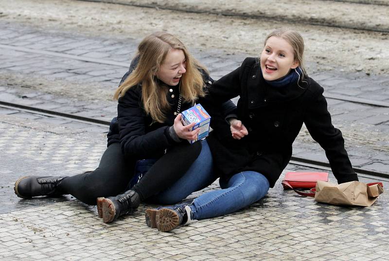 Zledovatělé chodníky a pády chodců v Praze.