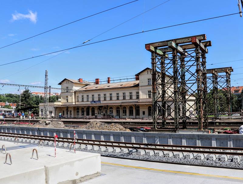 Ve stanici Praha-Vršovice vyrůstá provizorní lávka, která umožní přístup na všechna nástupiště přímo od budovy. Zprovozněna bude 22. června 2020.