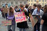 Středoškolští studenti z hnutí Fridays for Future stávkovali za rychlejší řešení klimatické krize a za obnovitelné zdroje..