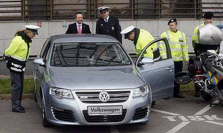 NOVÁ AUTA PRO PRAHU. Ve čtvrtek dostali pražští policisté dárek - přes šedesát procent vozového parku bude zářit novotou.