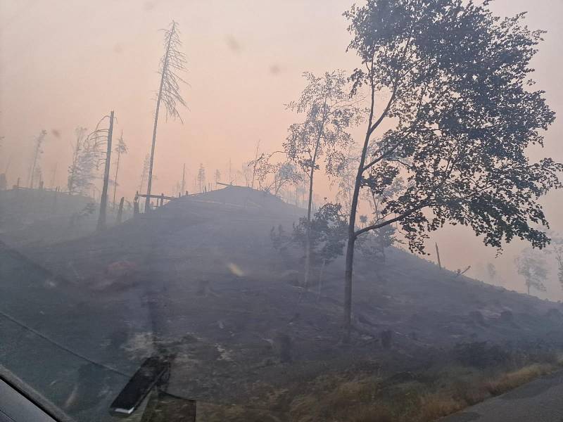 HZS Středočeského kraje pomáhá při požáru v Hřensku.