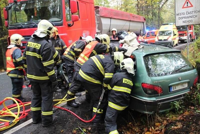 Šedesátiletý řidič utrpěl vážná mnohočetná poranění