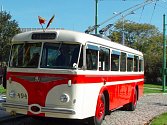 Trolejbusy jezdí po Praze už rok. Nyní sveze cestující historický trolejbus 8Tr ev. č. 494.
