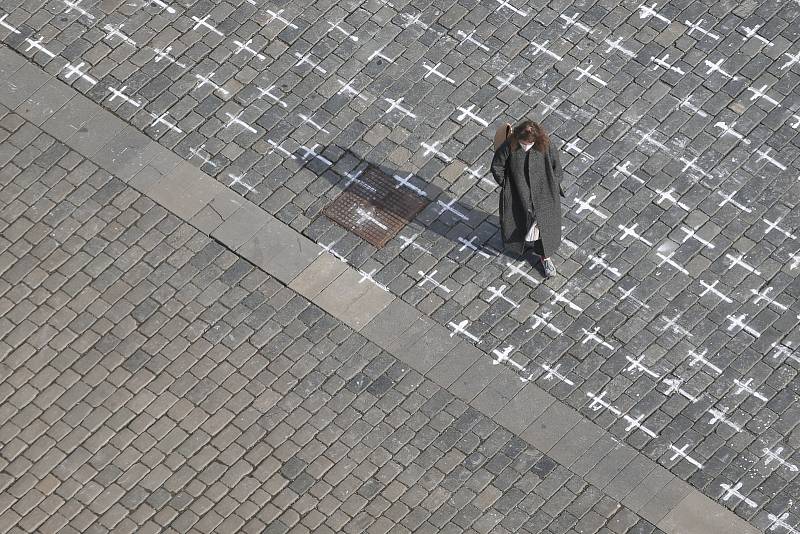 Kříže za oběti onemocnění covid-19 na pražském Staroměstském náměstí v pondělí 22. března 2021.