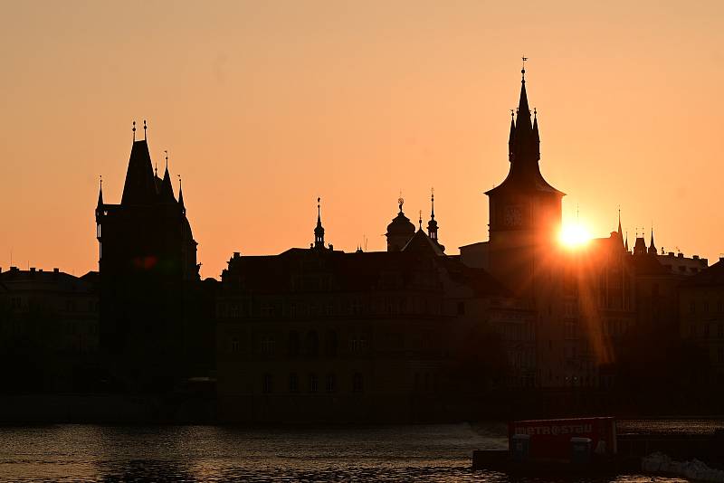 Noční Praha a východ slunce