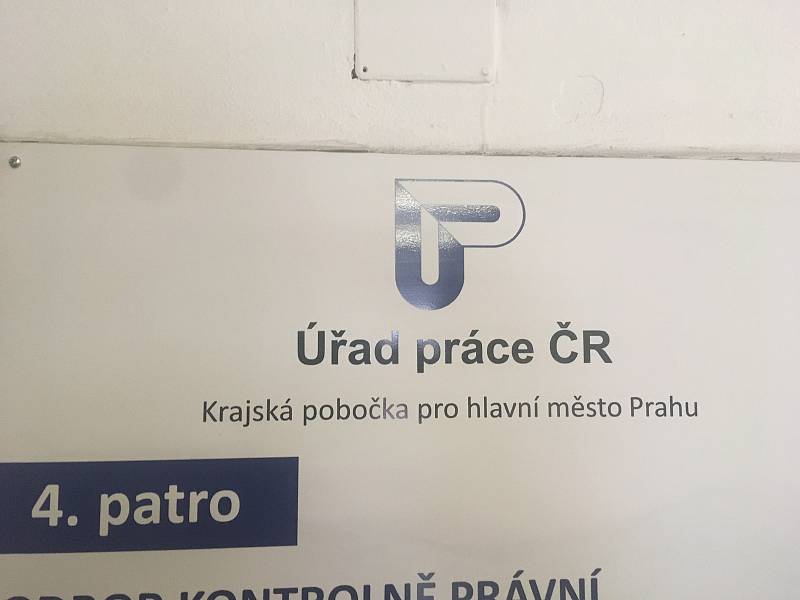 Pobočka úřadu práce v Bělehradské ulici v centru Prahy už je otevřená, nedávnou vraždu úřednice připomíná černý prapor a improvizované pietní místo před vchodem.