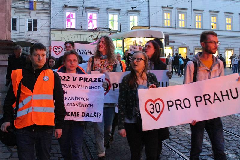 Pochod za omezení nejvyšší povolené rychlosti v Praze na 30 km/h. Akci pořádají organizace Poslední generace a 30 pro Prahu.