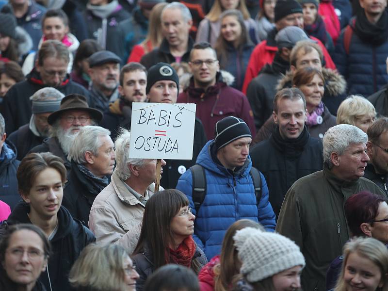 Pochod demonstrantů z Pražského hradu na Staroměstské náměstí proti Andreji Babišovi (ANO), který se koná 17. listopadu.