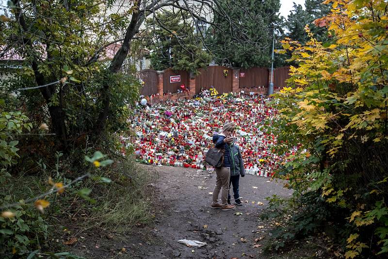 Lidé uctívali památku zpěváka Karla Gotta ještě 8. října 2019 před jeho vilou na Bertramce.