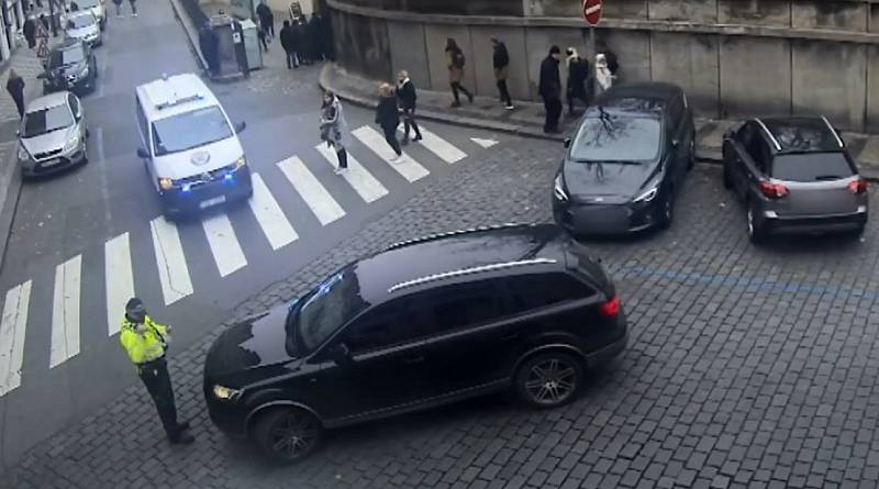 Řidič v Praze málem přejel policistu.